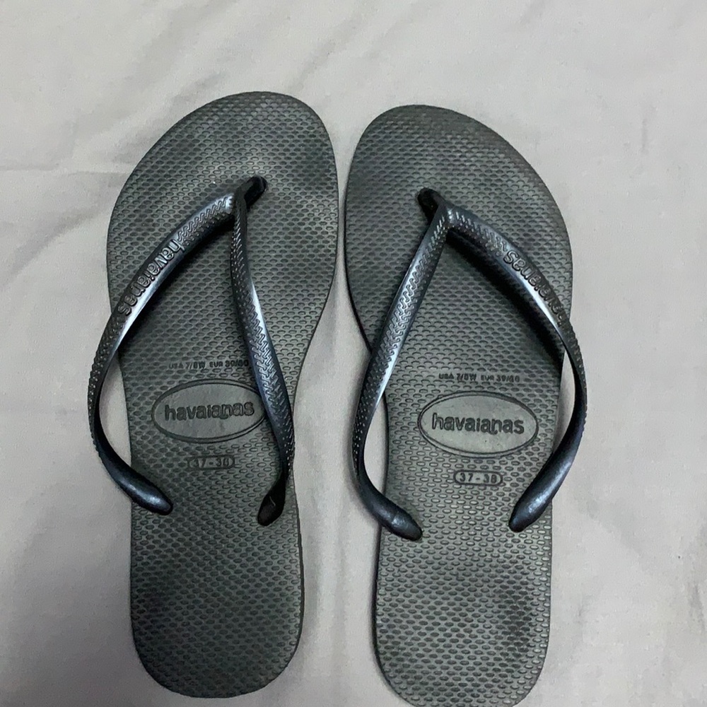 Black Haviana flip flops